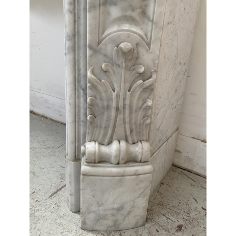 Cheminée Louis XV en marbre de carrare finement sculptée, XIXe siècle