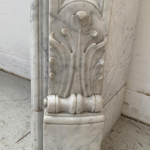 Cheminée Louis XV en marbre de carrare finement sculptée, XIXe siècle