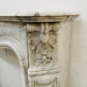 Cheminée Louis XV en marbre de carrare finement sculptée, XIXe siècle
