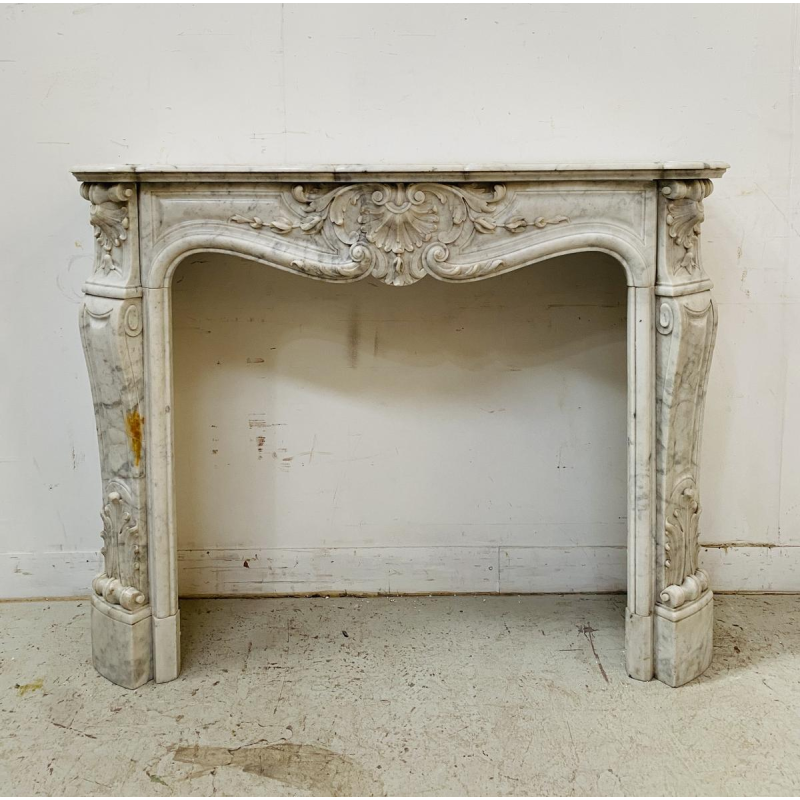 Cheminée Louis XV en marbre de carrare finement sculptée, XIXe siècle