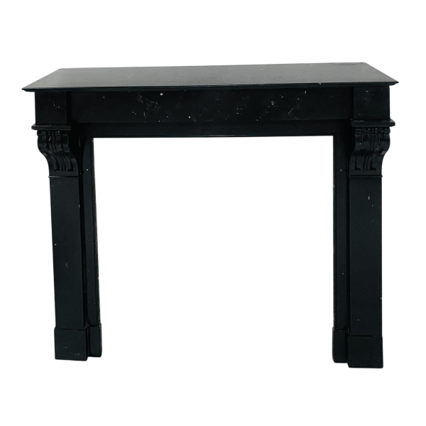 Cheminée époque Napoléon III à décor de corbeaux, marbre noir, XIXe siècle