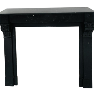 Cheminée époque Napoléon III à décor de corbeaux, marbre noir, XIXe siècle