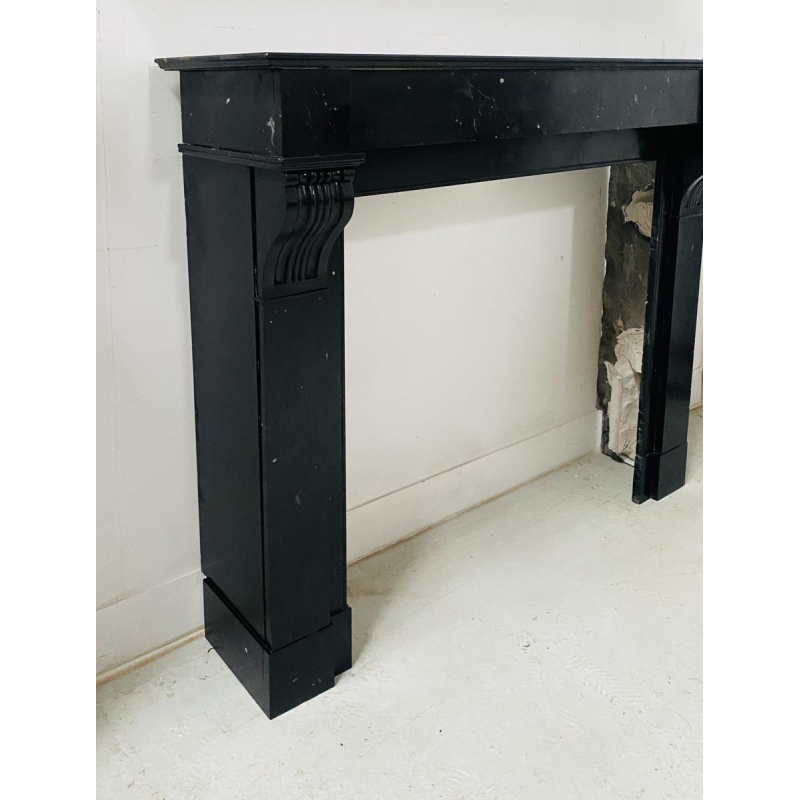 Cheminée époque Napoléon III à décor de corbeaux, marbre noir, XIXe siècle