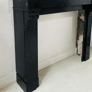 Cheminée époque Napoléon III à décor de corbeaux, marbre noir, XIXe siècle