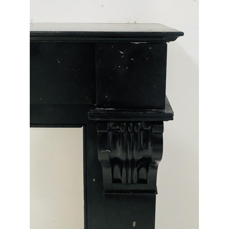 Cheminée époque Napoléon III à décor de corbeaux, marbre noir, XIXe siècle