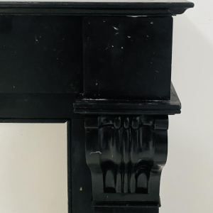 Cheminée époque Napoléon III à décor de corbeaux, marbre noir, XIXe siècle
