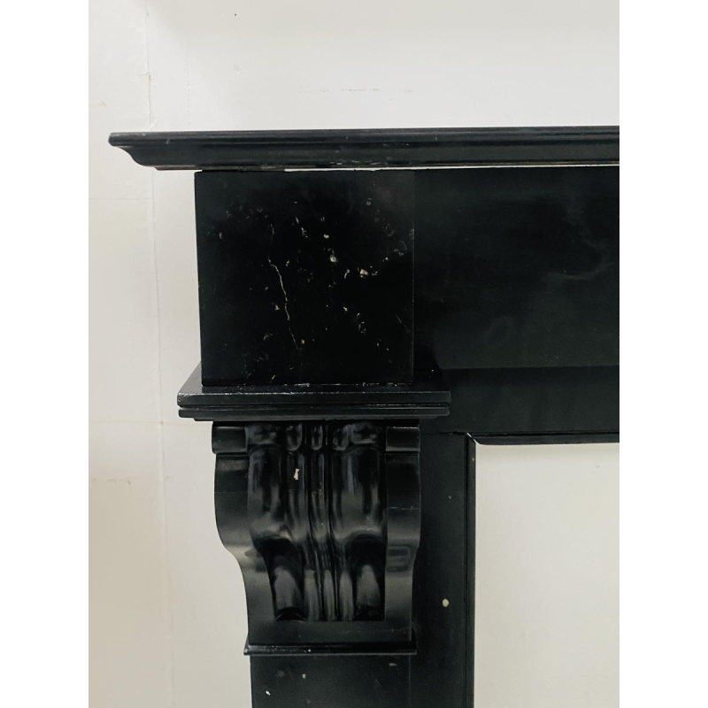 Cheminée époque Napoléon III à décor de corbeaux, marbre noir, XIXe siècle