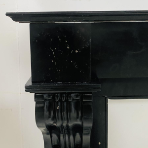 Cheminée époque Napoléon III à décor de corbeaux, marbre noir, XIXe siècle