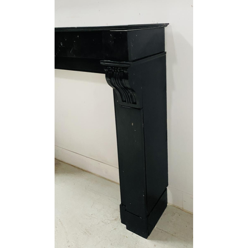 Cheminée époque Napoléon III à décor de corbeaux, marbre noir, XIXe siècle