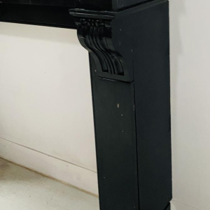 Cheminée époque Napoléon III à décor de corbeaux, marbre noir, XIXe siècle