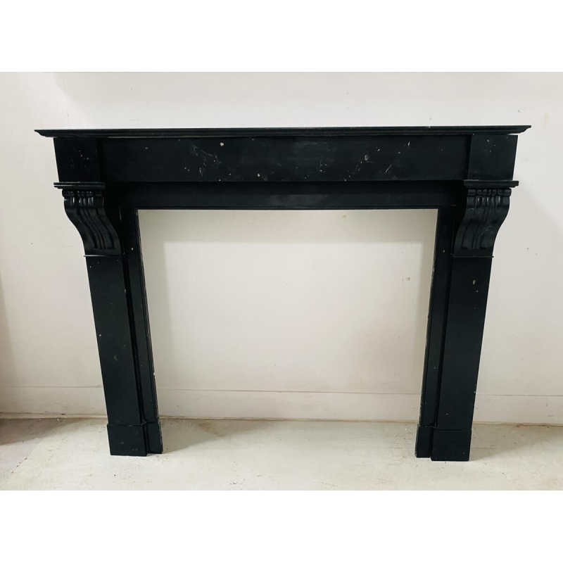 Cheminée époque Napoléon III à décor de corbeaux, marbre noir, XIXe siècle