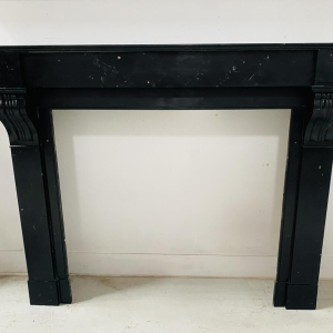 Cheminée époque Napoléon III à décor de corbeaux, marbre noir, XIXe siècle