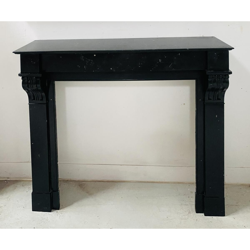 Cheminée époque Napoléon III à décor de corbeaux, marbre noir, XIXe siècle