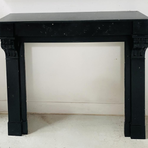 Cheminée époque Napoléon III à décor de corbeaux, marbre noir, XIXe siècle