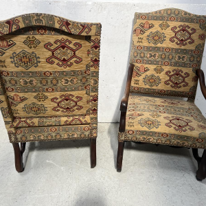 Suite de quatre fauteuils de style Louis XIII à hauts dossiers, XXe siècle