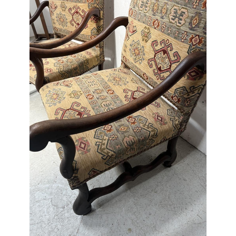 Suite de quatre fauteuils de style Louis XIII à hauts dossiers, XXe siècle