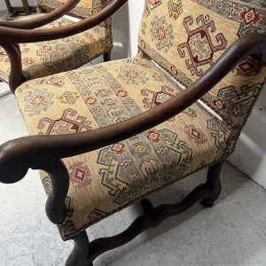 Suite de quatre fauteuils de style Louis XIII à hauts dossiers, XXe siècle