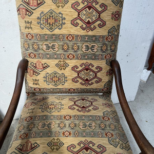 Suite de quatre fauteuils de style Louis XIII à hauts dossiers, XXe siècle