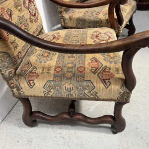 Suite de quatre fauteuils de style Louis XIII à hauts dossiers, XXe siècle