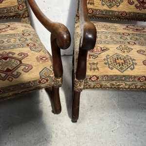 Suite de quatre fauteuils de style Louis XIII à hauts dossiers, XXe siècle