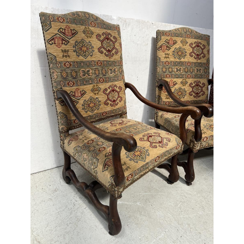 Suite de quatre fauteuils de style Louis XIII à hauts dossiers, XXe siècle