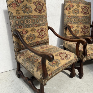 Suite de quatre fauteuils de style Louis XIII à hauts dossiers, XXe siècle