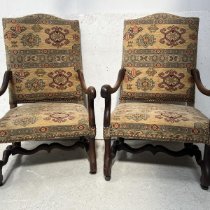 Suite de quatre fauteuils de style Louis XIII à hauts dossiers, XXe siècle