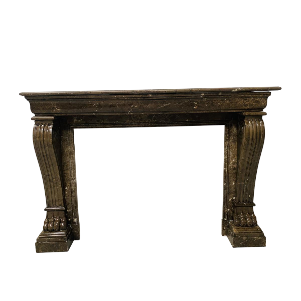 Cheminée époque Napoléon III à pieds griffes en marbre moucheté, XIXe siècle