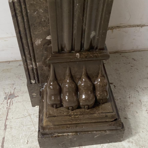 Cheminée époque Napoléon III à pieds griffes en marbre moucheté, XIXe siècle