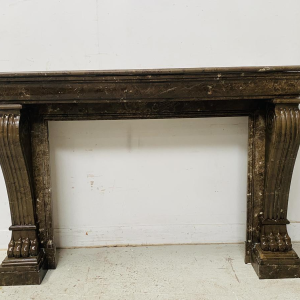 Cheminée époque Napoléon III à pieds griffes en marbre moucheté, XIXe siècle