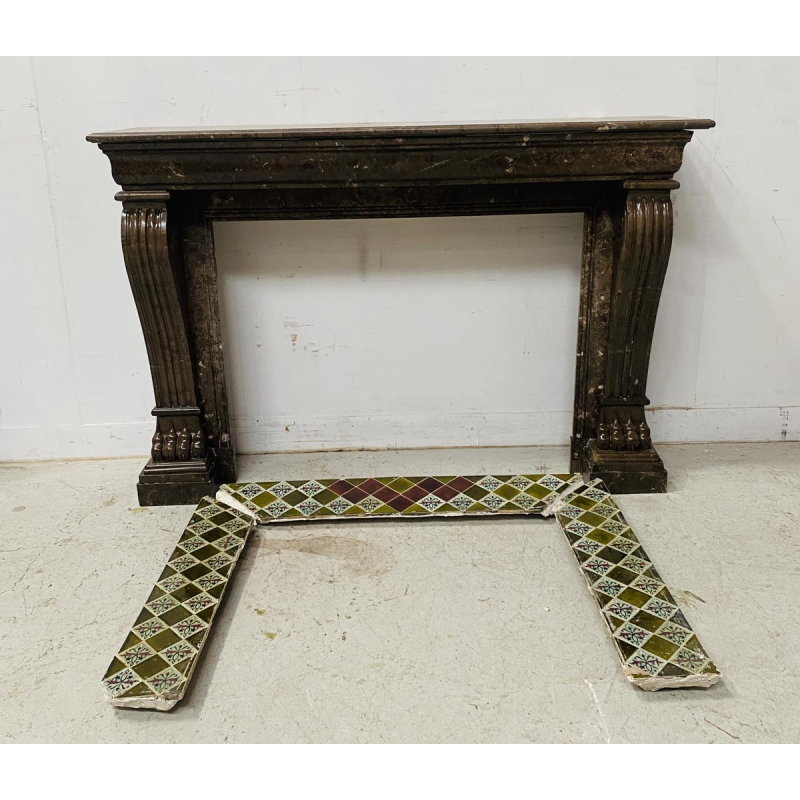 Cheminée époque Napoléon III à pieds griffes en marbre moucheté, XIXe siècle