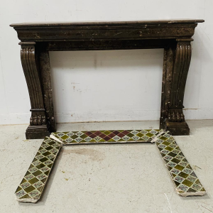 Cheminée époque Napoléon III à pieds griffes en marbre moucheté, XIXe siècle