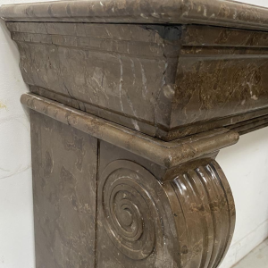 Cheminée époque Napoléon III à pieds griffes en marbre moucheté, XIXe siècle