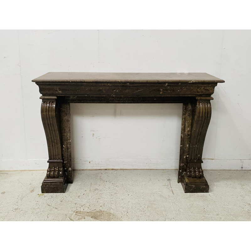 Cheminée époque Napoléon III à pieds griffes en marbre moucheté, XIXe siècle