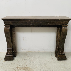 Cheminée époque Napoléon III à pieds griffes en marbre moucheté, XIXe siècle