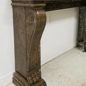 Cheminée époque Napoléon III à pieds griffes en marbre moucheté, XIXe siècle
