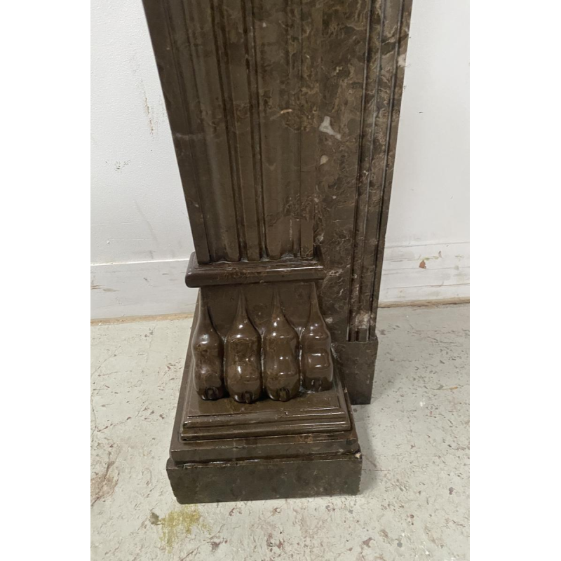 Cheminée époque Napoléon III à pieds griffes en marbre moucheté, XIXe siècle