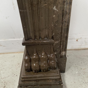 Cheminée époque Napoléon III à pieds griffes en marbre moucheté, XIXe siècle