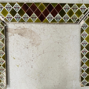 Cheminée époque Napoléon III à pieds griffes en marbre moucheté, XIXe siècle