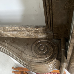 Cheminée époque Napoléon III à pieds griffes en marbre moucheté, XIXe siècle