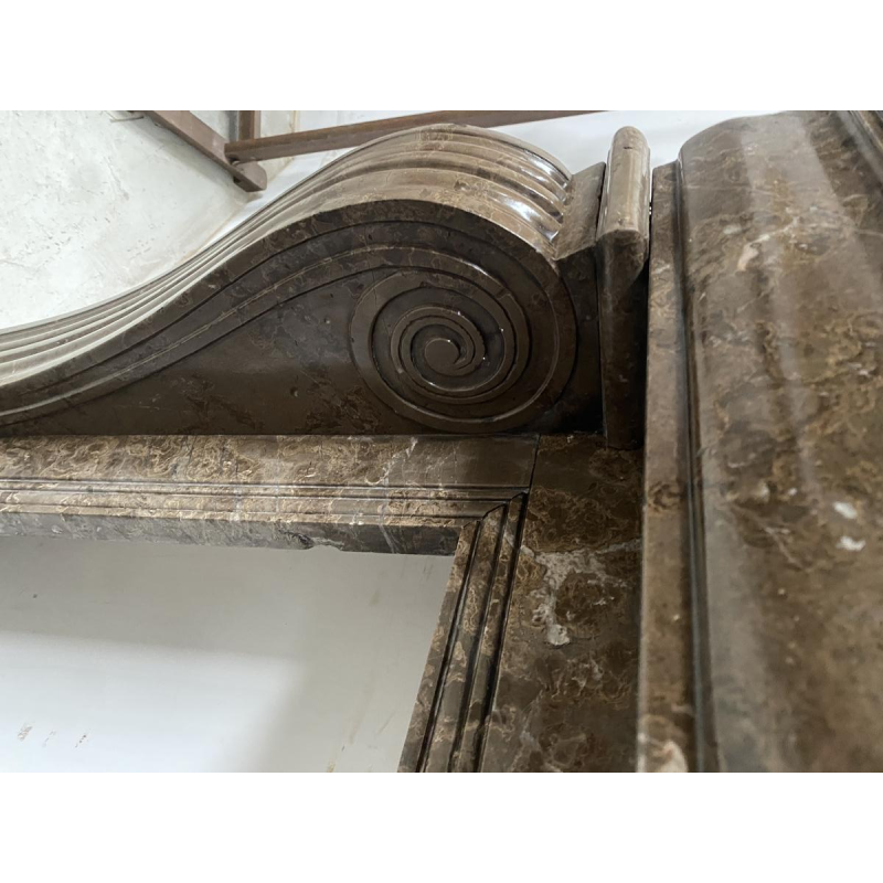 Cheminée époque Napoléon III à pieds griffes en marbre moucheté, XIXe siècle