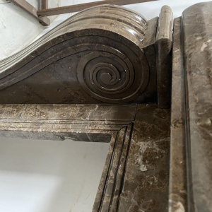 Cheminée époque Napoléon III à pieds griffes en marbre moucheté, XIXe siècle