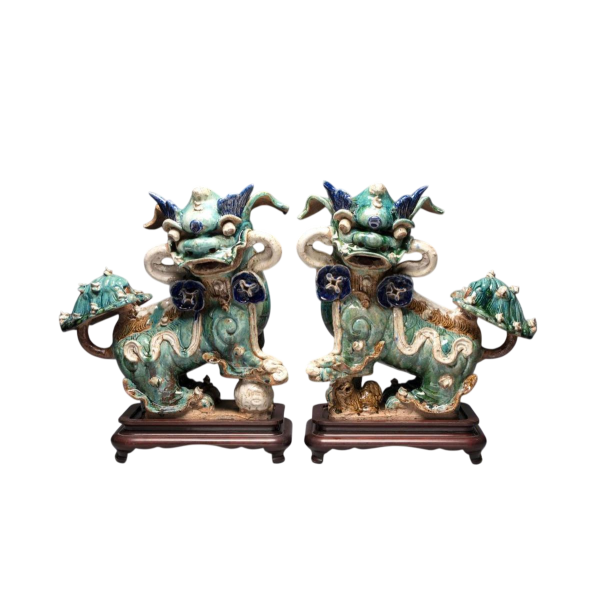 Grès de Shiwan - Foshan - Paire de chiens de Fô aux rubans et prunus, Chine du Sud vers 1900