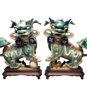 Grès de Shiwan - Foshan - Paire de chiens de Fô aux rubans et prunus, Chine du Sud vers 1900