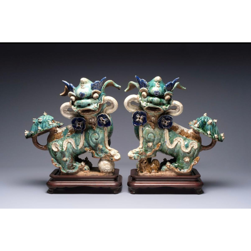 Grès de Shiwan - Foshan - Paire de chiens de Fô aux rubans et prunus, Chine du Sud vers 1900