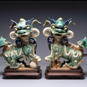 Grès de Shiwan - Foshan - Paire de chiens de Fô aux rubans et prunus, Chine du Sud vers 1900