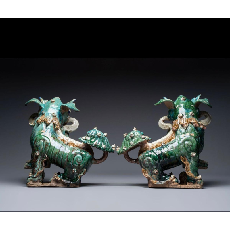 Grès de Shiwan - Foshan - Paire de chiens de Fô aux rubans et prunus, Chine du Sud vers 1900