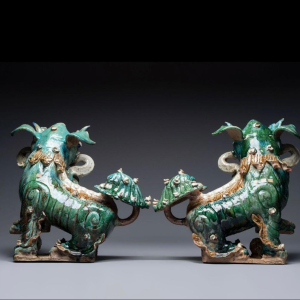 Grès de Shiwan - Foshan - Paire de chiens de Fô aux rubans et prunus, Chine du Sud vers 1900