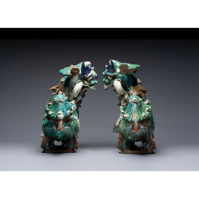 Grès de Shiwan - Foshan - Paire de chiens de Fô aux rubans et prunus, Chine du Sud vers 1900