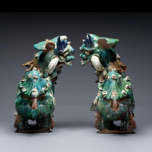 Grès de Shiwan - Foshan - Paire de chiens de Fô aux rubans et prunus, Chine du Sud vers 1900